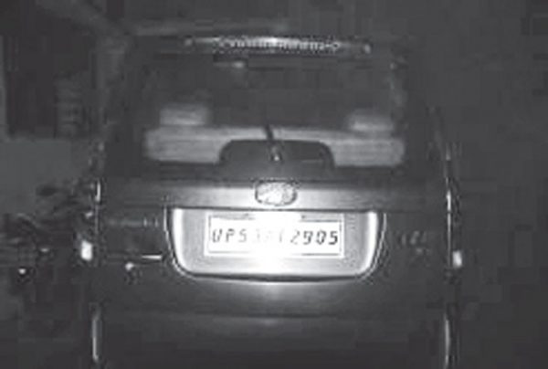 विमल ने विभा पर पानी की तरह पैसा बहाया था. यहां तक कि उस की बड़ी बेटी काव्या के दिमागी बुखार से पीडि़त होने पर उस ने उस के इलाज पर हैसियत से ज्यादा पैसा खर्च किया था. इस के बाद भी विभा किसी और के साथ नजदीकियां बढ़ा रही थी. उस ने विभा से शादी की बात की तो उस ने शादी करने से साफ इनकार कर दिया. इस पर विमल का माथा ठनक गया. वह अपने आप को ठगा सा महसूस कर रहा था. आखिर उस ने विभा को सबक सिखाने की ठान ली. उस ने सोच लिया कि विभा उस की नहीं हुई तो वह उसे किसी और की भी नहीं होने देगा. विभा की हरकतें उस के दिमाग में कौंधती रहती थीं. वह विभा की हत्या को कैसे अंजाम दे, यह सोच कर उस ने कई हौलीवुड फिल्में और टीवी पर क्राइम बेस्ड सीरियल देखे. उन्हीं सब के आधार पर उस ने सोचविचार कर विभा की बरबादी की पूरी योजना तैयार की. उसे इस काम के लिए दोस्तों की मदद की जरूरत थी. उन्हें इस सब के लिए कैसे राजी करना है, यह भी उस ने सोच लिया था. उस ने अपने शहर के ही भवनापुर में रहने वाले अपने दोस्त दिलीप शर्मा से बात की. दिलीप अपने घर में ही मोबाइल शौप चलाता था. इस से पहले वह फार्मासिस्ट का काम कर चुका था. दिलीप का भी विभा के साथ पैसों के लेनदेन का कोई विवाद था. विमल के कहने पर वह उस का साथ देने को तैयार हो गया. इस के बाद विमल ने उसे पूरी योजना बता दी. फिर उस ने अपने दूसरे दोस्तों राहुल, मुकेश, जुबेर और पंकज से अलगअलग बात कर के उन्हें भी अपनी योजना में शामिल कर लिया. इस के लिए उस ने हर दोस्त को 10 हजार रुपए देने की बात कही थी. कुछ दोस्ती के नाते और कुछ 10 हजार रुपए के लालच में वे लोग उस का साथ देने को तैयार हो गए. सारे दोस्तों को तैयार कर के उस ने सब के साथ बैठ कर इस योजना पर काम किया. इस बैठक में यह बात भी उठी कि विभा की हत्या के बाद उस की बेटियां उन के लिए खतरा बन सकती हैं, जबकि वे लोग कोई भी खतरा नहीं उठाना चाहते थे. इसलिए विभा के साथ उस की बेटियों की हत्या करने की बात भी तय हो गई. दिलीप ने अस्पताल के कुछ पुराने परिचितों के जरिए 2 इंच चौड़े टेप का इंतजाम कर लिया. ऐसे दिया गया तिहरे हत्याकांड को अंजाम 12 जनवरी की शाम 7 बजे दुकान का कुछ सामान खरीदने के बहाने विमल विभा को बाइक से दिलीप की दुकान पर ले गया. वहां विमल के सभी दोस्त मौजूद थे. उन्होंने विभा को दबोच लिया और उस के मुंह को टेप से बंद कर दिया, जिस से वह चिल्ला न सके. फिर उन लोगों ने कंप्यूटर के केबल से विभा का गला घोंट कर उस की हत्या कर दी. इस के बाद विमल फिर विभा के घर गया और उस की दोनों बेटियों को अपने साथ ले आया. उन दोनों को दबोच कर उन के मुंह पर भी टेप लगा दिया गया. इस के बाद विभा की तरह ही उस की बेटियों काव्या और कामना की भी कंप्यूटर केबल से गला घोंट कर हत्या कर दी गई. विमल के दोस्त मुकेश ने मासूम काव्या के शव के साथ संबंध बनाए. सुबह होने पर विमल और दिलीप ने आधेआधे पैसे मिलाए और बाजार जा कर एक बैग, 3 टाट के बोरे, रस्सी और नमक खरीद कर ले आए. आगे की योजना यह थी कि तीनों लाशों को जमीन में दफना दिया जाए. इस के लिए पंकज के खैराबाद थाना क्षेत्र के गांव गणेशपुर स्थित खेत को चुना गया. आननफानन में गड्ढा खोदने के लिए जेसीबी भी तय कर ली गई. इस के बाद खेत में खुदाई का काम चालू कर दिया गया. यह देख कर पंकज के घर वालों और गांव वालों ने पूछताछ की तो पंकज ने बताया कि खाद बनाने के लिए गड्ढा खुदवा रहा है. लोगों द्वारा की गई इस पूछताछ के बाद पंकज की हिम्मत जवाब दे गई. उस ने अपने खेत में लाशों को दफनाने से साफ इनकार कर दिया. घटना का पहला दिन इसी सब में गुजर गया. तीनों लाशें दिलीप की दुकान में पड़ी रहीं. पंकज के विरोध के बाद विमल और उस के अन्य दोस्तों को अपना प्लान बदलने को मजबूर होना पड़ा. इसी बीच विमल को याद आया कि उस के साथी राहुल की रिश्तेदारी में जाइलो कार है, जिस का इस्तेमाल किया जा सकता है. जाइलो कार सीतापुर के खैराबाद थाना क्षेत्र के नानकारी गांव निवासी राजेश की थी. चूंकि वह राहुल का रिश्तेदार था, इसलिए वह इस काम के लिए तैयार हो गया. उस ने 10 हजार रुपए के एवज में यह काम अपने हाथ में ले लिया. कार में डाल कर तीनों लाशें लगाईं ठिकाने योजना बदलने के बाद विभा और कामना की लाश को टाट के बोरे में लपेटा गया. साथ ही काव्या की लाश को बोरे में लपेट कर बैग में रखा गया. तीनों लाशों के साथ नमक और 2-2 ईंटें भी रख दी गईं. इस तैयारी के बाद तीनों लाशों को कार में लाद दिया गया. रात में कोहरा अधिक था, जिस की वजह से उन्हें कोई दिक्कत नहीं हुई. सभी कार में बैठ कर थाना कोतवाली शहर के अंतर्गत आने वाले खजुरिया गांव के पास सरायन नदी पर पहुंचे. विभा की लाश नदी में डाल दी गई. इस के बाद ये लोग बारीबारी से शारदा नहर के रिक्शा पुल और उमरिया पुल पर पहुंचे और काव्या और कामना की लाश को नहर में डाल दिया. लेकिन यहां कोहरा उन के लिए विलेन बन गया. कोहरे के कारण ये लोग ठीक से नहीं देख सके. नहर में ज्यादा पानी नहीं था, वह सूखी थी. नहर में पानी होता तो लाश पानी में डूब जातीं, लेकिन सूखी होने के कारण ऐसा न हो सका. अपने काम को अंजाम देने के बाद सब दोस्त अपनेअपने घर लौट आए. लेकिन अगले दिन 14 जनवरी की सुबह काव्या व विभा की लाशें मिलते ही उन की उल्टी गिनती शुरू हो गई. आखिर जल्द ही वे सभी पुलिस की गिरफ्त में आ गए. राजेश की जाइलो कार यूपी53ए एल2905 भी उस के घर के बाहर से बरामद हो गई. हत्या में इस्तेमाल कंप्यूटर केबल भी पुलिस ने बरामद कर लिया. थानाप्रभारी अश्विनी कुमार ने मुकदमे में भादंवि की धाराएं 147, 376 व 34 और बढ़ा दीं. सातों अभियुक्तों का मैडिकल कराने के बाद पुलिस ने उन्हें न्यायालय में पेश किया, जहां से सब को न्यायिक अभिरक्षा में जेल भेज दिया गया. कथा लिखे जाने तक सभी अभियुक्त जेल में थे. - कथा पुलिस सूत्रों पर आधारित