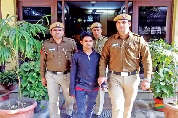Delhi News : किन्नर के वेश में घूम रहा था बहुरुपिया बच्चा चोर