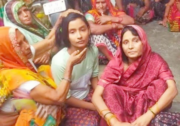 Maa Beti Ko Dhairya Bandhate Parijan