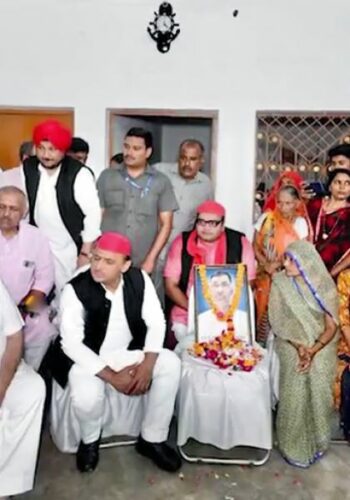 Mratak Ke Ghar Santana Dene Pahuche Akhilesh Yadav
