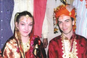 परंपराओं का मोह : जुलियन और सिल्हो की विदेशी शादी