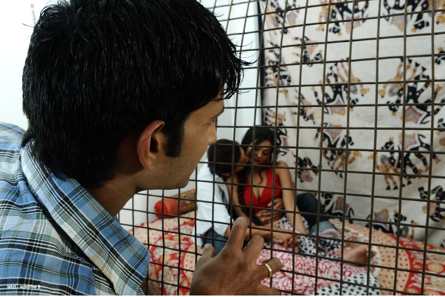 Extramarital Affair : पत्नी के साथ संबंध बनाते देखा तो दोस्त की कुल्हाड़ी मारकर ले ली जान