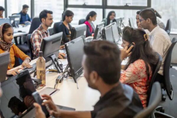 Fake Call Center: फर्जी कॉल सेंटर का भंडाफोड़ किया है. दो मालिक समेत 12 लोग गिरफ्तार