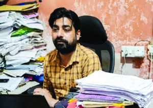 UP Peon Fraud Case : चपरासी ने की करोड़ों की जालसाजी 
