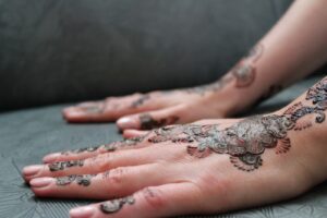 Mehndi Suicide Note : मेहंदी से शरीर पर लिखा सुसाइड नोट, खाया जहर.